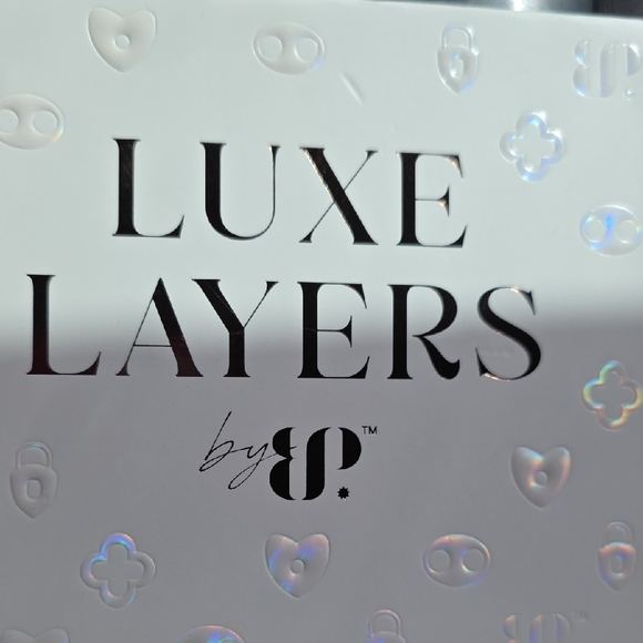 LUXE LAYERS Gold and Green Layered Chain Necklace with Emerald-Style Pendant - Picture 6 of 6